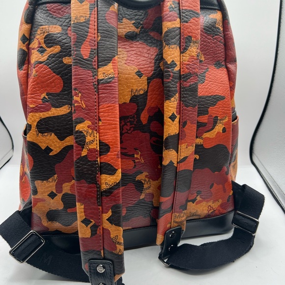 MCM 🔥full-size backpack visetos Camo orange with blk studs - Picture 6 of 16